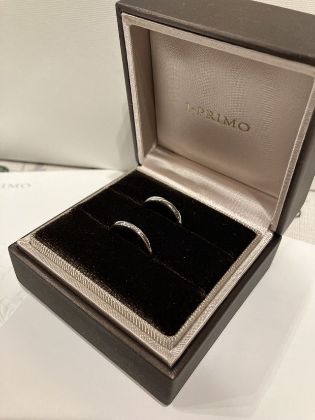 自宅にて指輪をボックスに入れた状態で撮影しました。
