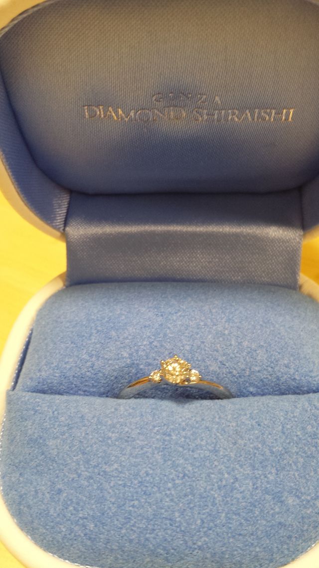 サイドにもダイヤモンドがあるところが気に入っています