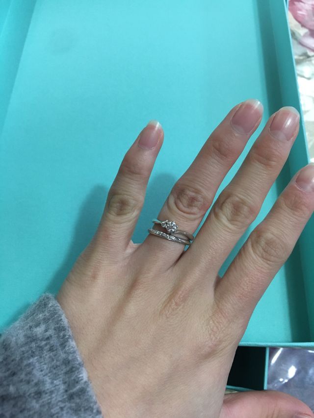 下の結婚指輪を購入。ダイヤが20石入っています。