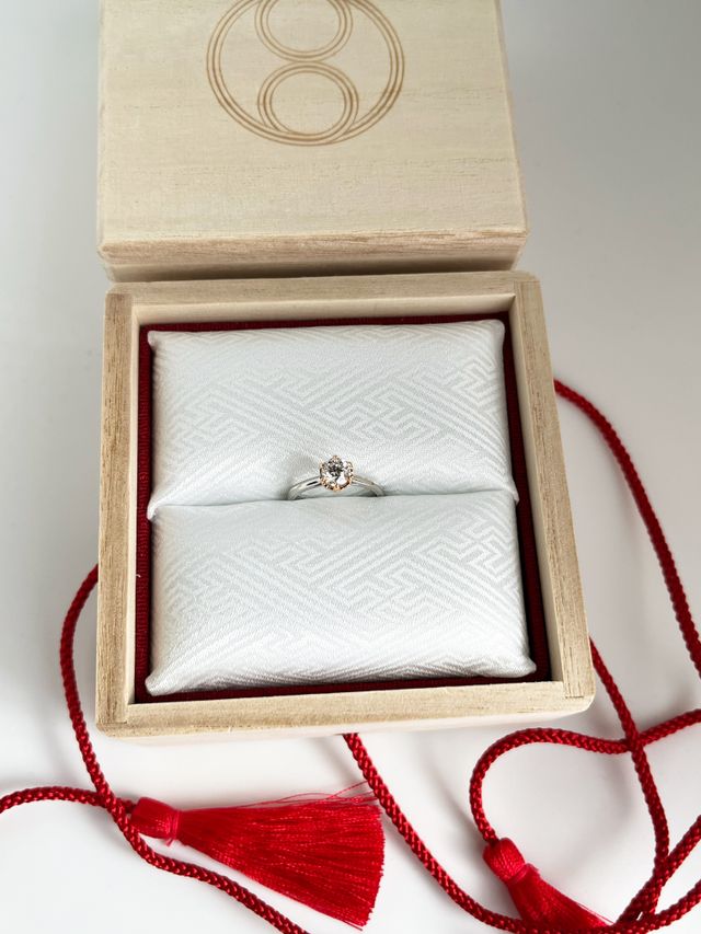 桐の箱に入っています