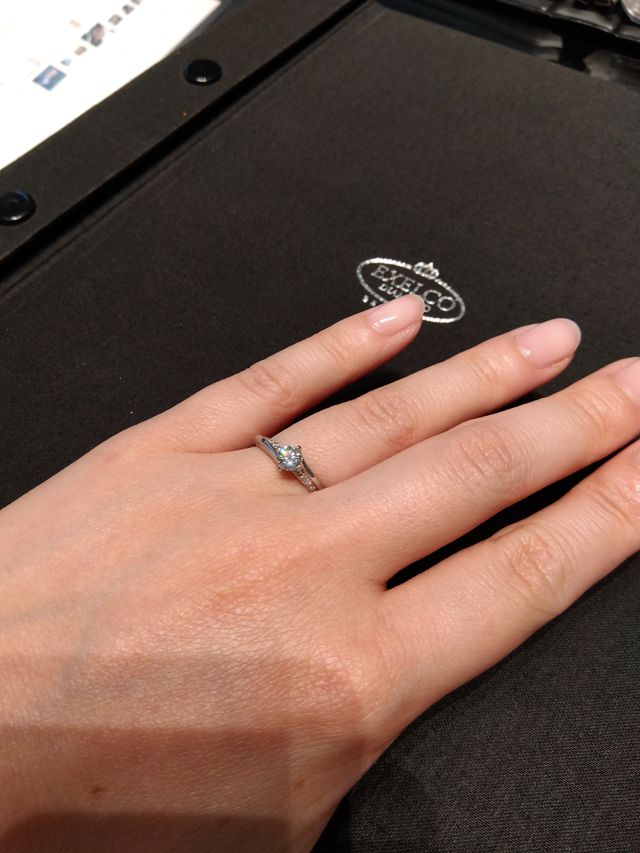 大きいダイヤの下を通るようにメレダイヤが並んでいます。