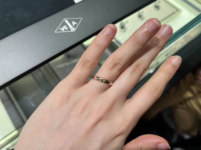 ３つダイヤのシンプルなデザインです。