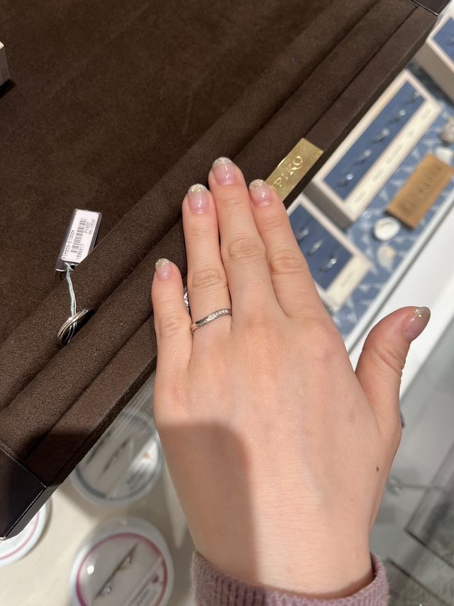 華奢なデザインだったので、女性らしい華やかな手元になりました