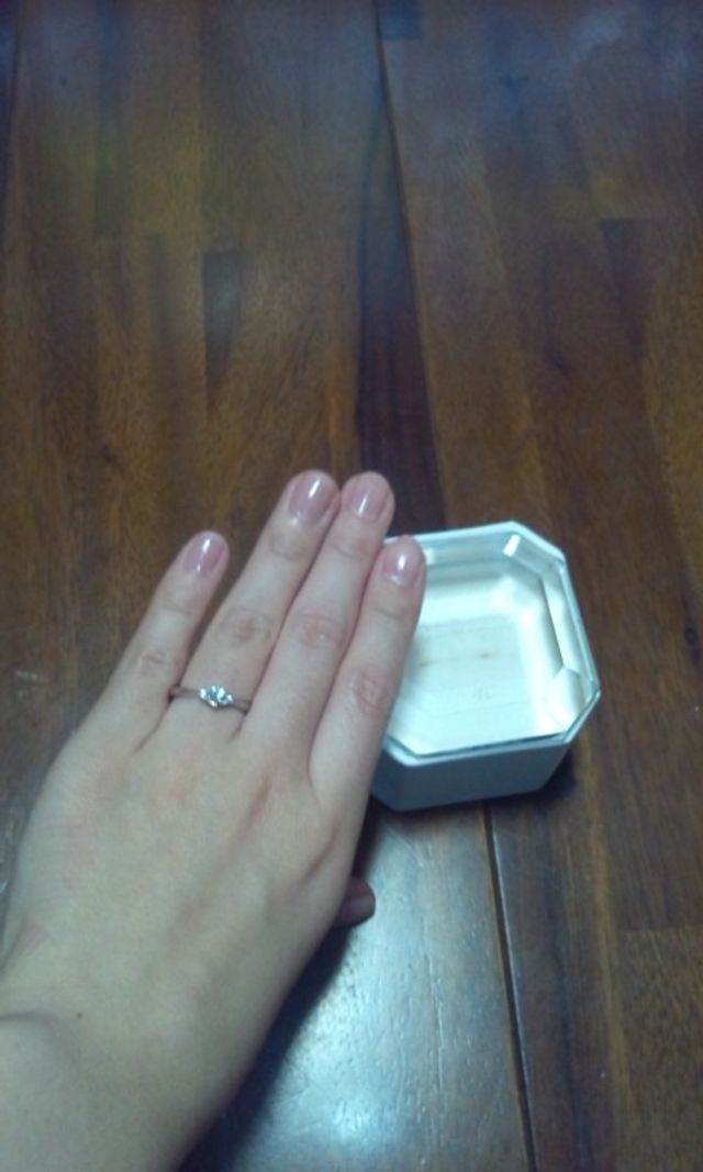 真ん中のダイヤの両隣に小さなダイヤもついています