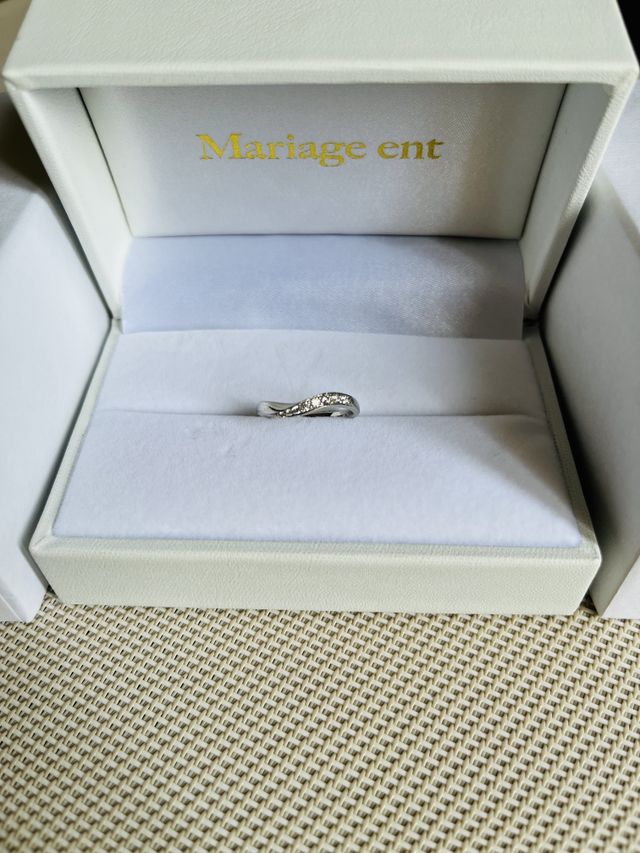 プラチナ部分がねじりのあるようなデザインです。