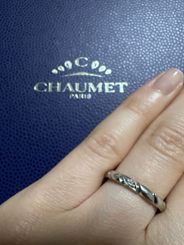 左薬指に着けた写真になります。