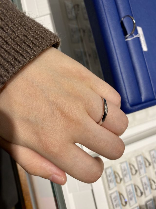 シンプルな指輪だけど、ダイヤが斜めに入っているところが素敵