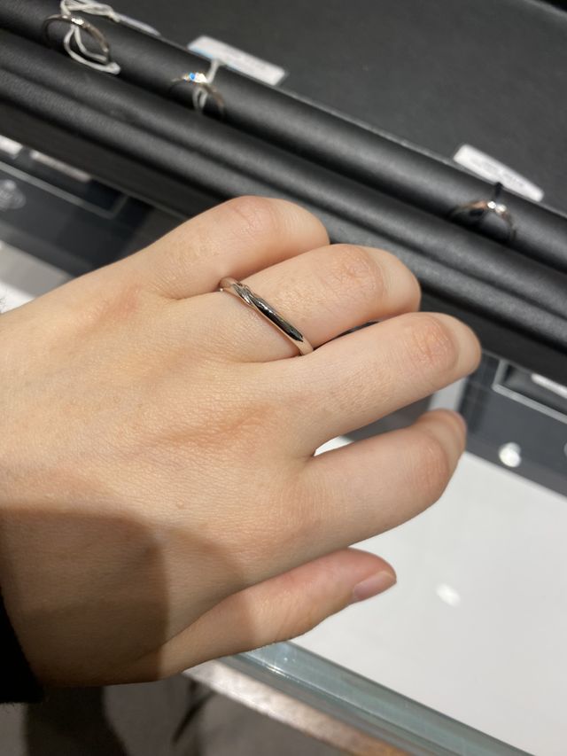 側面にもダイヤモンドがついている指輪