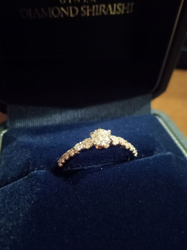 輝きを放つ婚約指輪に大満足です。ボックスも指輪が映えます。