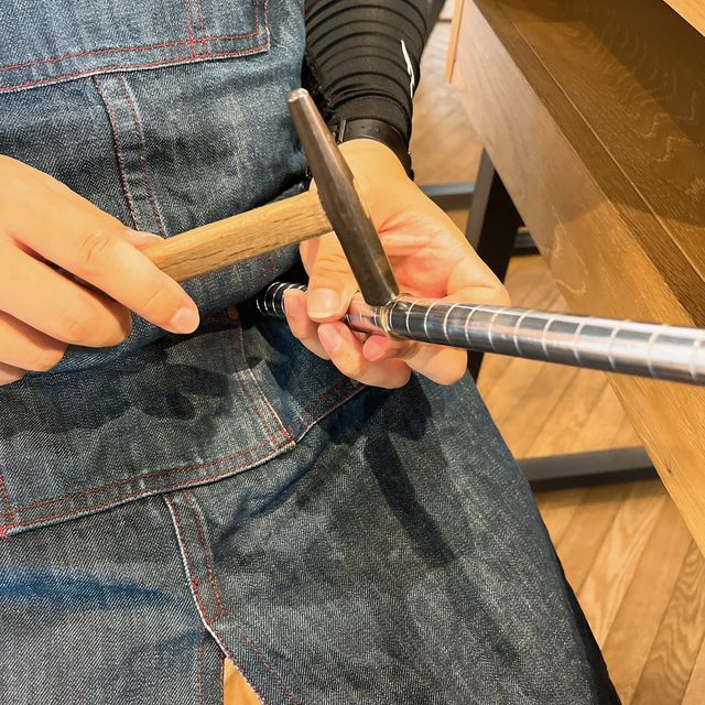 サイズ合わせと槌目をつけている様子です