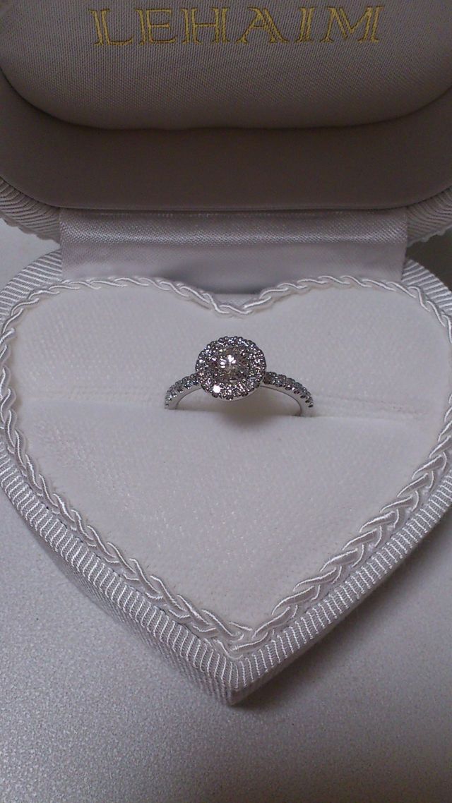 センターダイヤの回りに取り巻きのメレダイヤが一周。