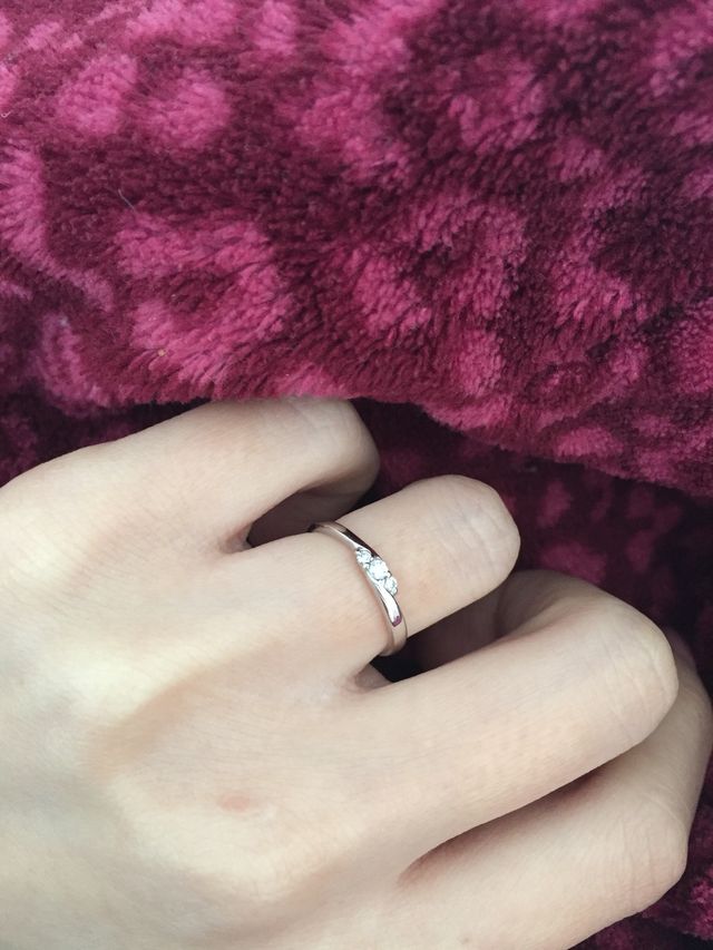 小さなダイヤが３つ並んだ素敵なデザインです。