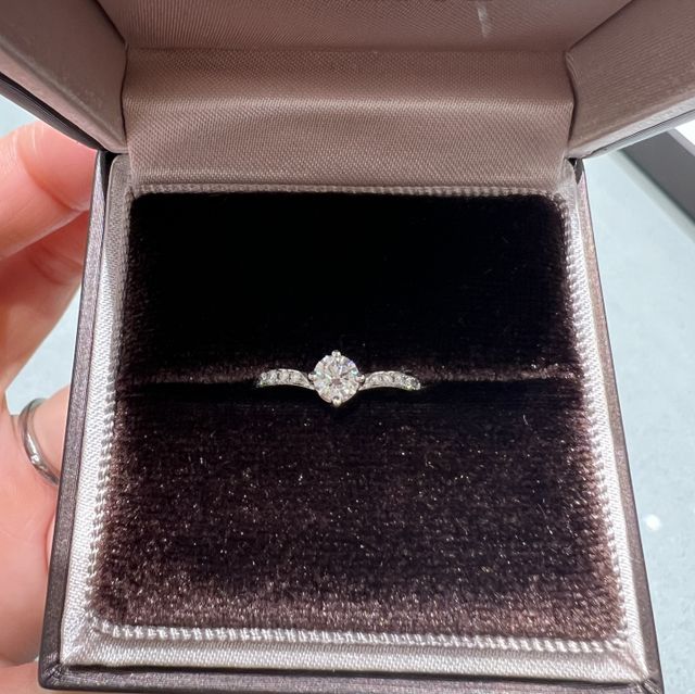 V、ダイヤモンドの周りにキラキラが付いている婚約指輪です。