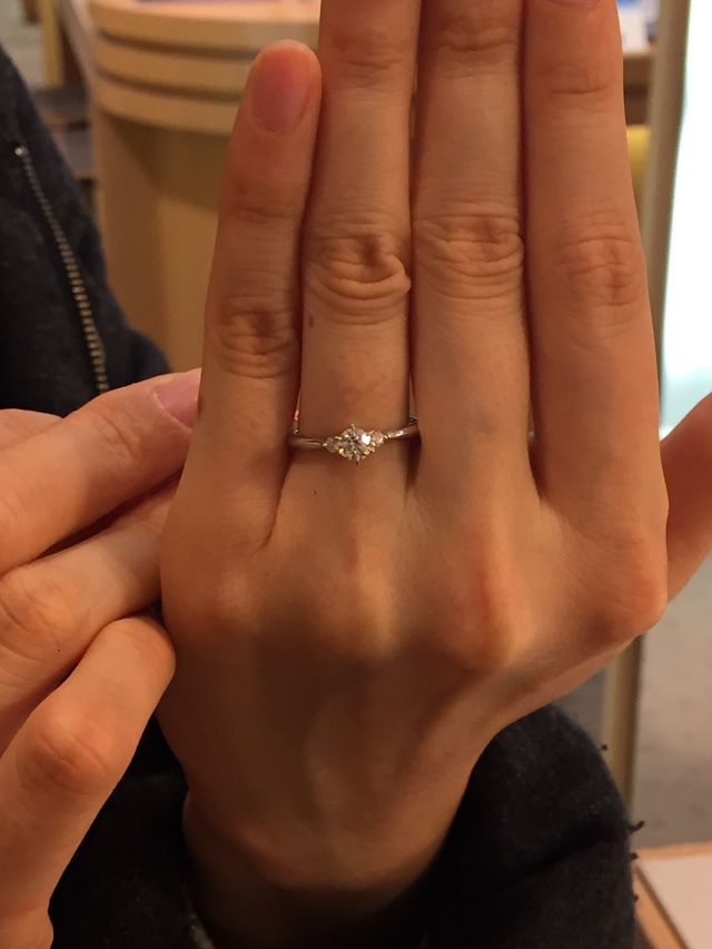 0.3カラット、メレダイヤ2つです。