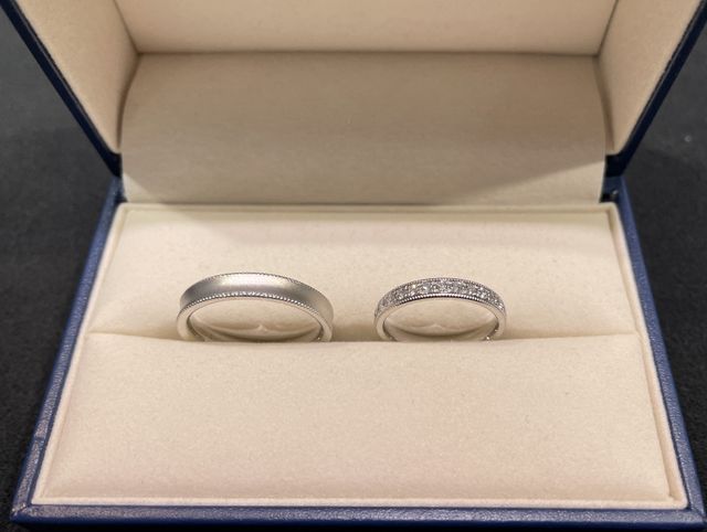 男　マット加工ミル打ち
女　ハーフエタニティミル打ち