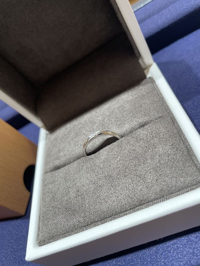 綺麗なダイアモンドが入っているシンプルで素敵な指輪です。