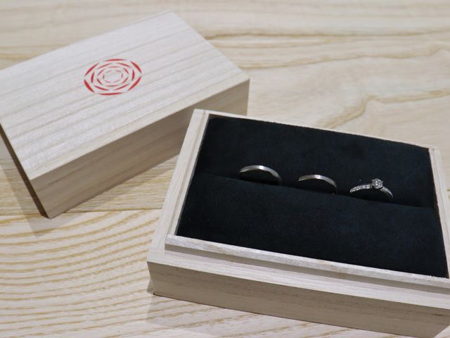 結婚指輪と婚約指輪です。