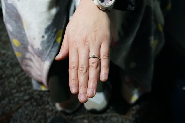 プロポーズした際に最初につけてもらった時の写真です。