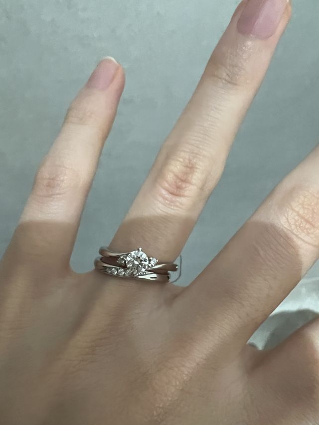 ユリシーズの結婚指輪と重ね付けしています。