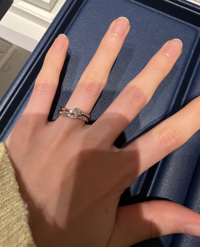 結婚指輪との重ね付け。右上にメレが来るように逆向き着用