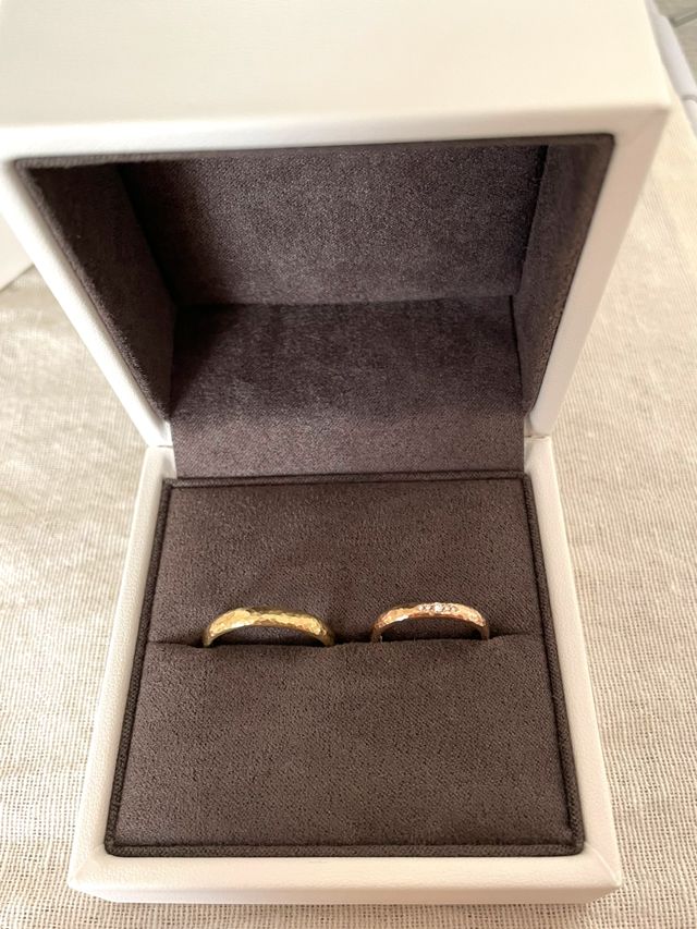 槌目タイプ。主人がイエローゴールド、私がピンクゴールドで5石