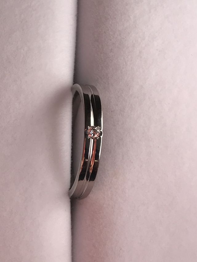 シンプルなクロスラインに誕生石のダイヤを１つ入れました