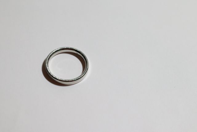 指輪（男性用）側面のキラキラする仕上げ