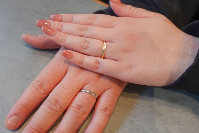 女性はK18イエローゴールド、男性のはプラチナ950で作成