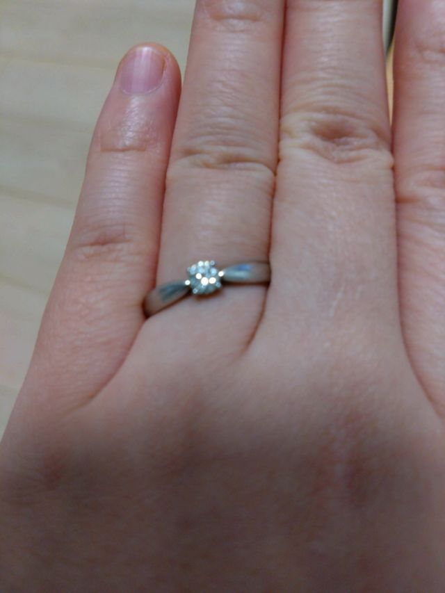 ダイヤがさり気なくあしらわれて可愛いデザインです。定番です。