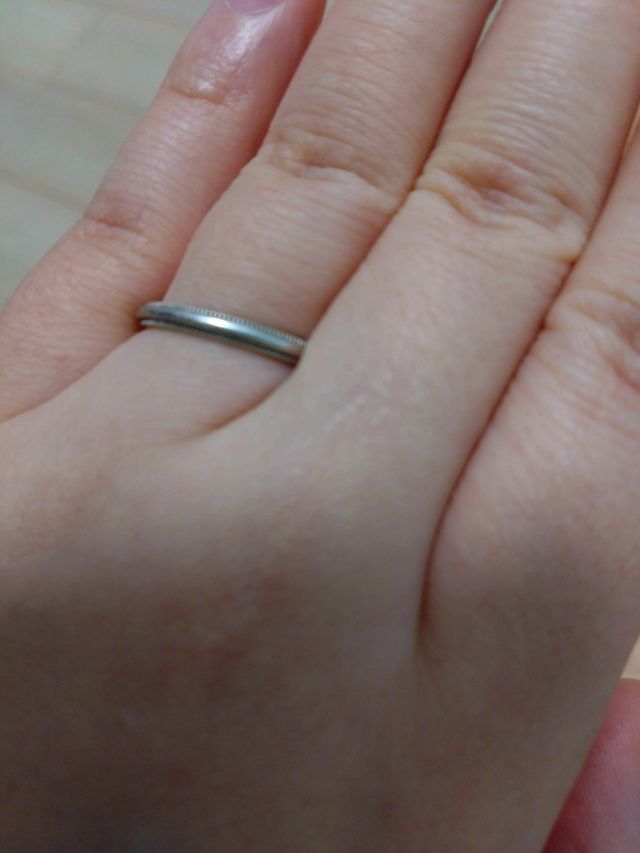 ティファニーの定番デザインです。シンプルなので付けやすいです