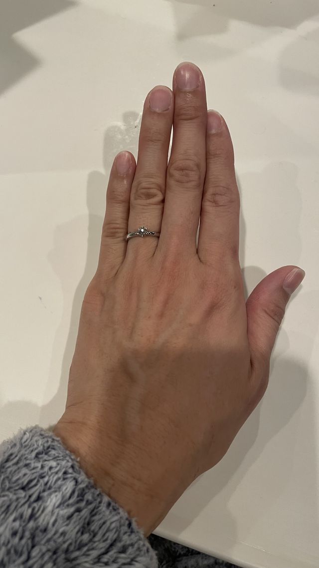 指輪が手を引き立ててくれる素敵なお品だと思う。