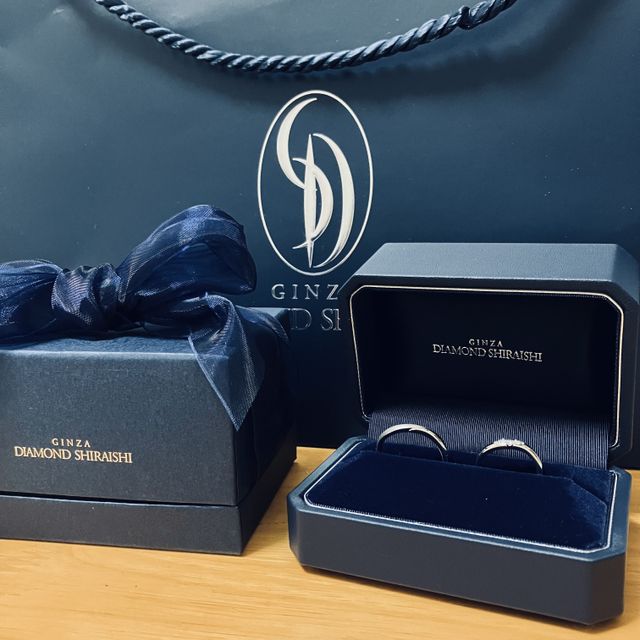 ネイビー×プラチナの色合わせがシックで素敵です。