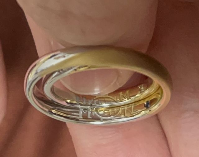 指輪の内側にイニシャルと出会った場所を刻印してもらいました。