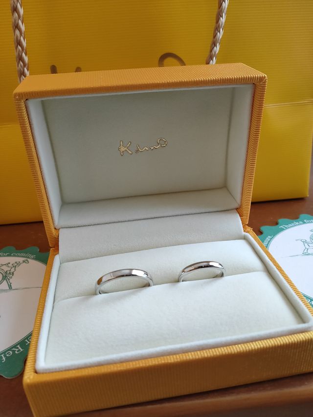 結婚指輪です。外箱は綺麗な黄色のケースでした。