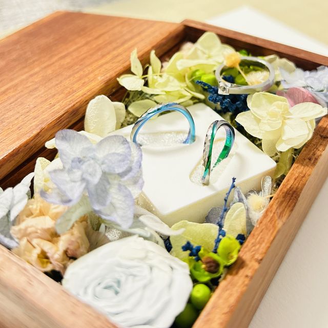 手前が結婚指輪
奥が婚約指輪