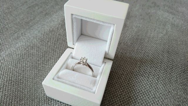 シンプルでベーシックな立て爪タイプです。