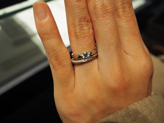 婚約指輪と共に