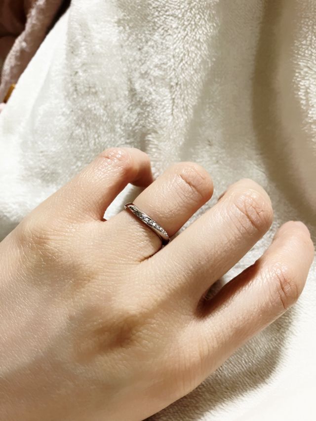 角度を変えると見え方も違い、飽きのこないデザインで良いです。