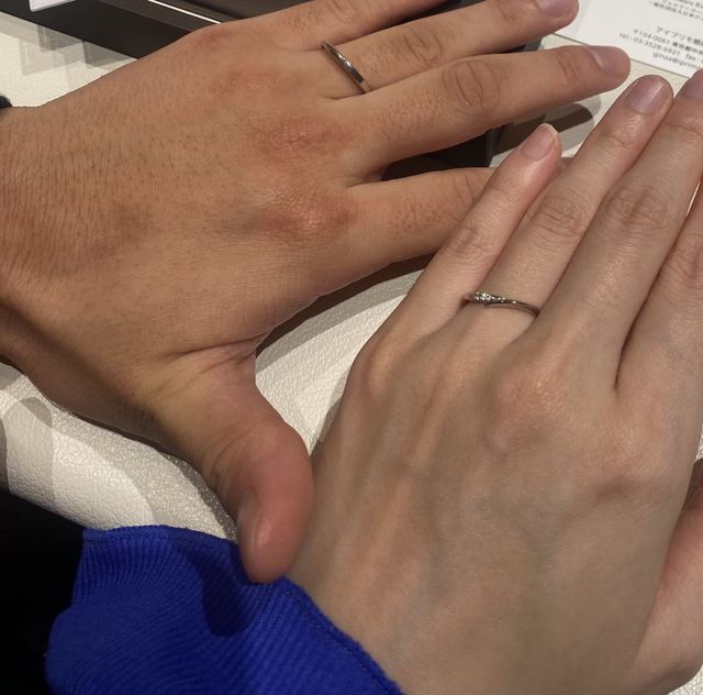 2人で指輪を実際につけたときの写真。