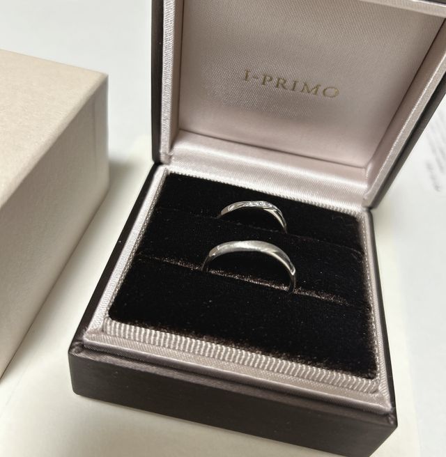 結婚指輪ケースを開けた状態です。