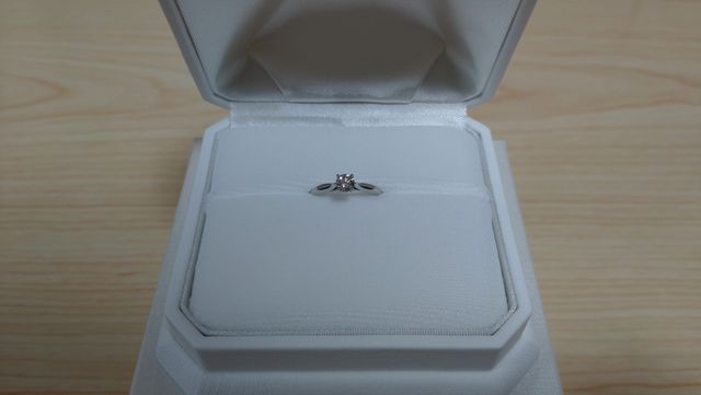 彼女の細い指に合う、シンプルなデザインを選びました。