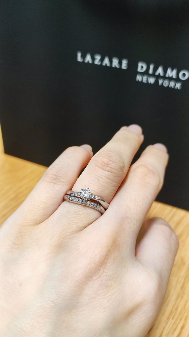 婚約指輪と結婚指輪を重ね付けしています。