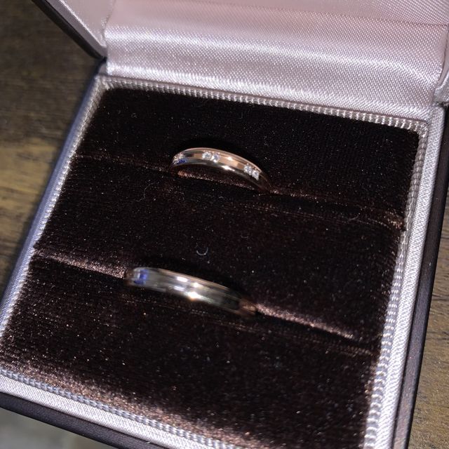 下シンプル上小さいダイヤ2つずつ3箇所に付いているデザイン