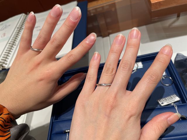 指輪試着している時の写真です