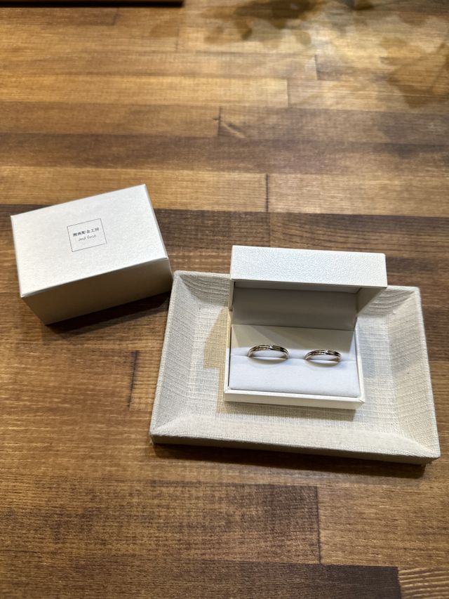 お店で受け取りをした際の写真です。箱はつけてくださいます。