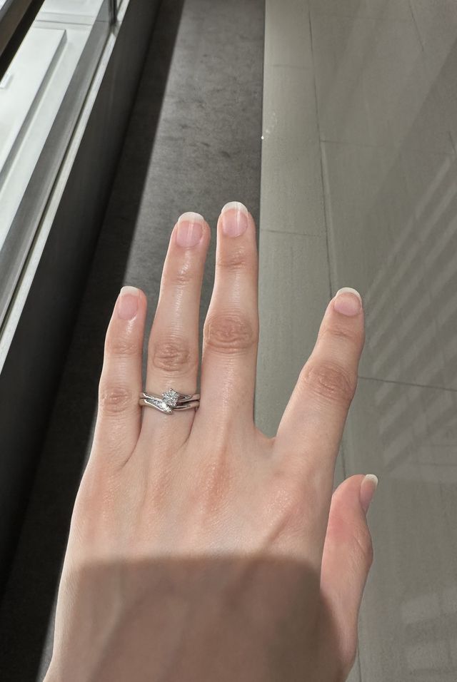 店舗で撮影しました。セットになる結婚指輪も一緒に試着しました
