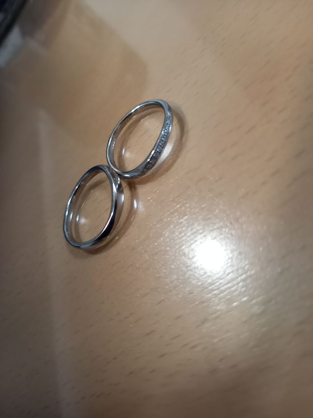 左が夫の自分、右が妻の指輪です。