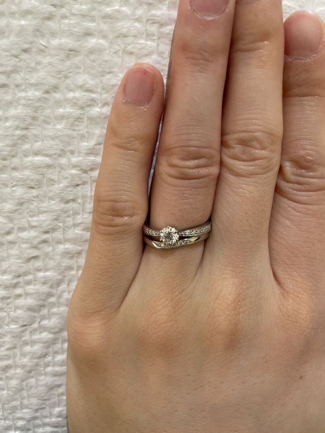 婚約指輪と結婚指輪を重ね付け