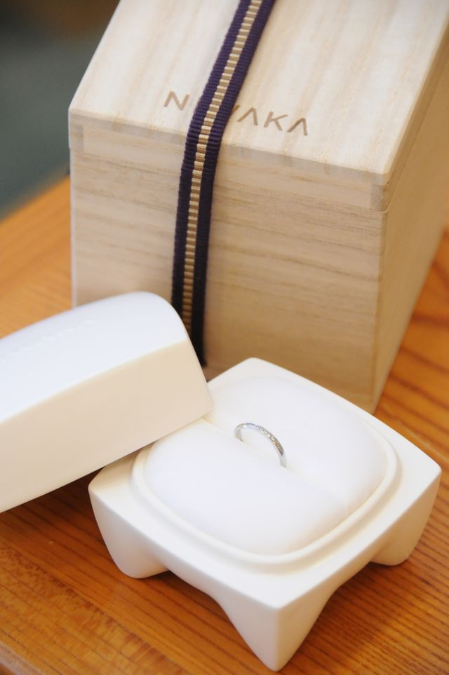 結婚式当日。桐の箱と結婚指輪。