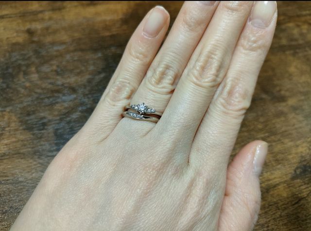 婚約指輪と合わせても派手になりすぎないです。